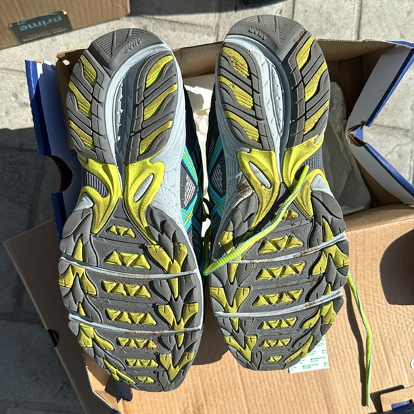 ASICS Sz 8 Running Tennies - Picture 2 of 5